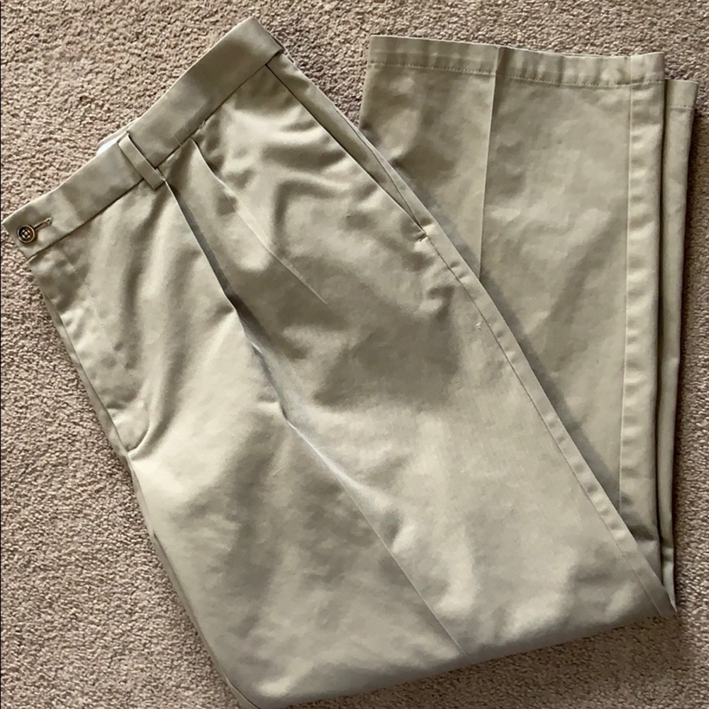 Men’s Haggar Classic Fit Khakis. Size 44x30.